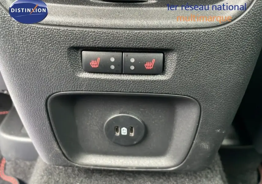 Gros plan sur les commandes de sièges chauffants et prise USB arrière du Ford Kuga 2024 bleu Vapor Metal.