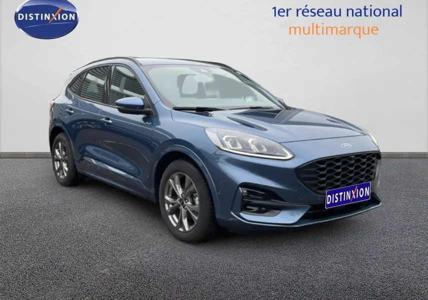 Ford Kuga 2024 bleu Vapor Metal en 3/4 avant droit, finition ST-LINE avec calandre noire et jantes alliage.
