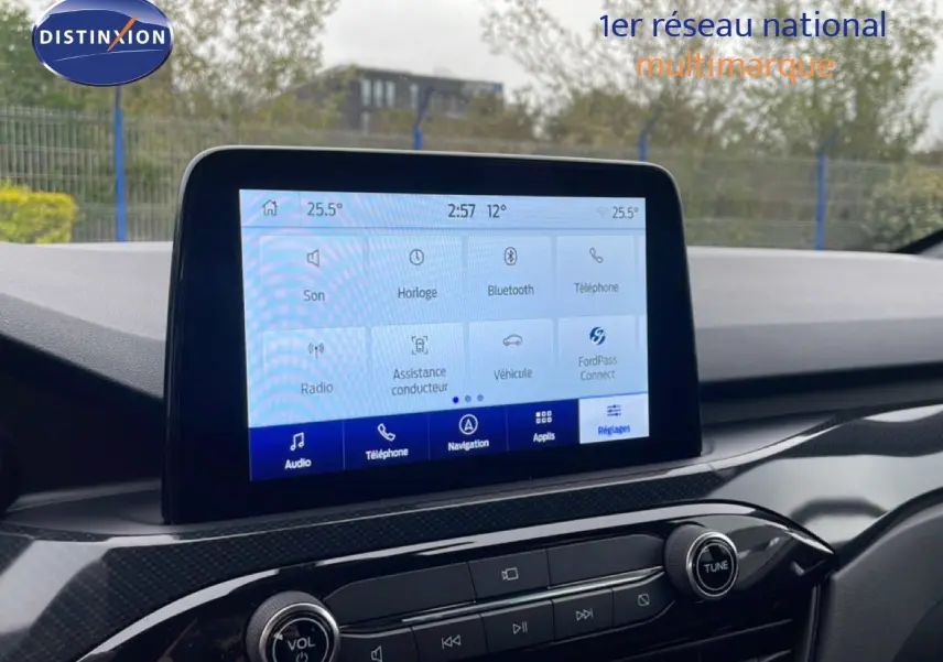 Écran tactile central du Ford Kuga 2024, version ST-LINE, affichant les réglages multimédia et connectivité.