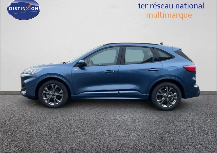 Vue de profil côté gauche du Ford Kuga 2024 bleu Vapor Metal avec jantes alliage et lignes dynamiques ST-Line.