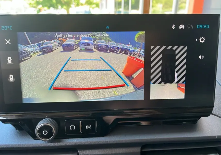 Écran de caméra de recul du Citroën Berlingo gris Artense montrant l’arrière avec lignes de guidage bleues et rouges.