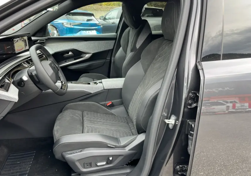 Intérieur avant du Peugeot 3008 Hybrid gris titane, sièges alcantara et cuir avec détails électriques visibles côté gauche.