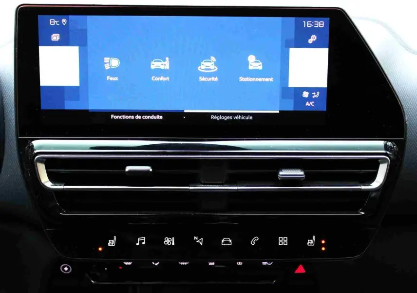 Vue rapprochée de l’écran tactile et des commandes de climatisation du Citroën C5 Aircross gris platinium.