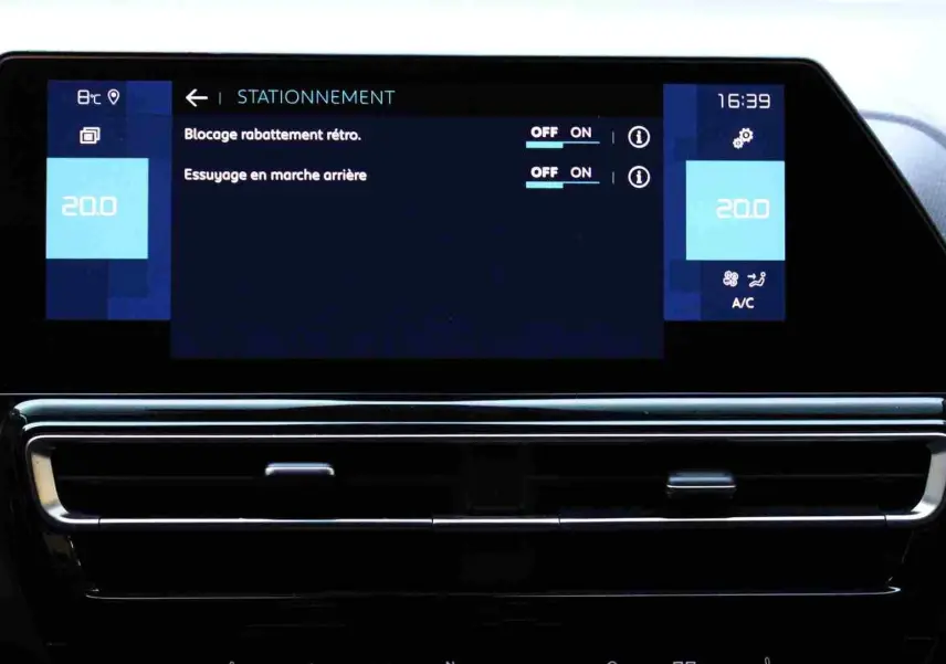 Écran tactile central du tableau de bord du Citroën C5 Aircross hybride, affichant les réglages de stationnement et climatisation.