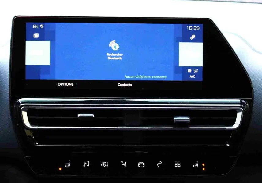 Écran tactile central du tableau de bord du Citroën C5 Aircross hybride gris, affichant la recherche Bluetooth.