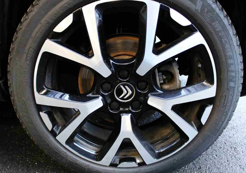 Gros plan sur la jante alliage bicolore noire et argentée du Citroën C5 Aircross gris platinium.