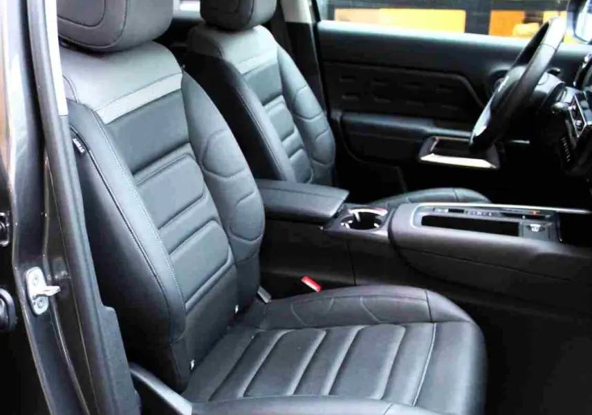 Vue intérieure côté gauche du Citroën C5 Aircross gris platinium, mettant en valeur les sièges avant en cuir noir et la console centrale.