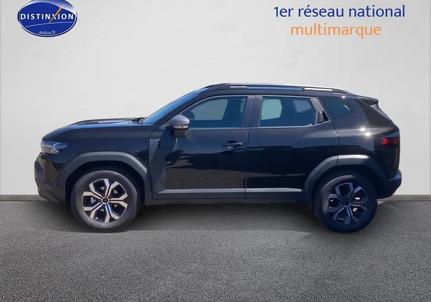Profil côté gauche du Dacia Duster noir 2025 avec jantes alu et barres de toit visibles.