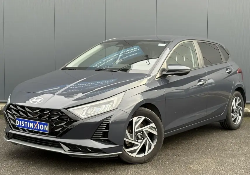 Hyundai i20 2025 gris Aurora Metal vue 3/4 avant droit avec jantes alliage et calandre noire distinctive.