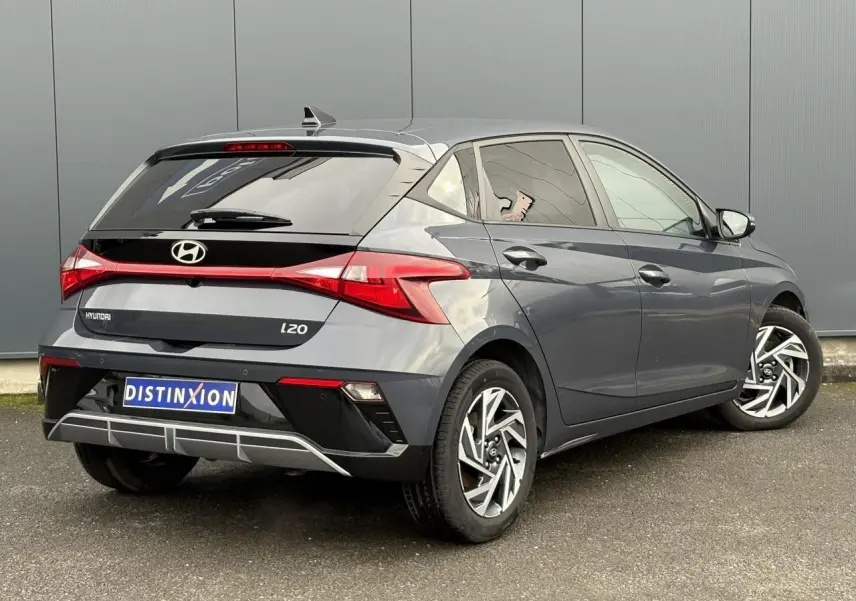 Vue 3/4 arrière droite d'une Hyundai i20 2025 gris Aurora métallisé avec jantes alliage 16 pouces diamantées.