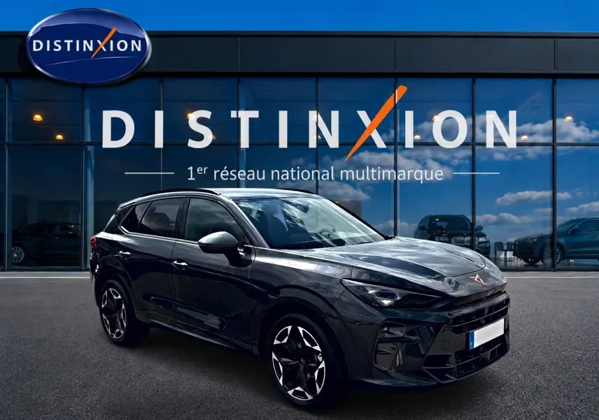 SUV CUPRA TERRAMAR gris timanfaya en 3/4 avant droit, avec jantes alu noires et vitres surteintées.