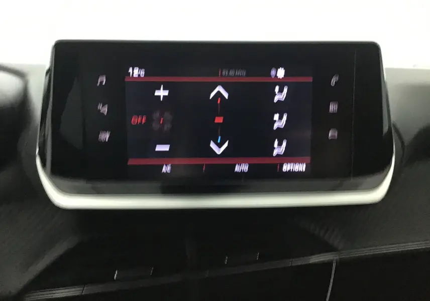 Écran tactile central de la Peugeot 208 noire 2022 affichant les réglages de climatisation automatique.