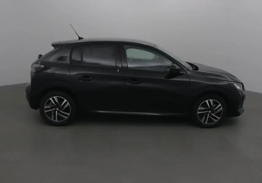 Profil côté gauche d'une Peugeot 208 noire 2022, finition Allure avec jantes alliage et vitres teintées.