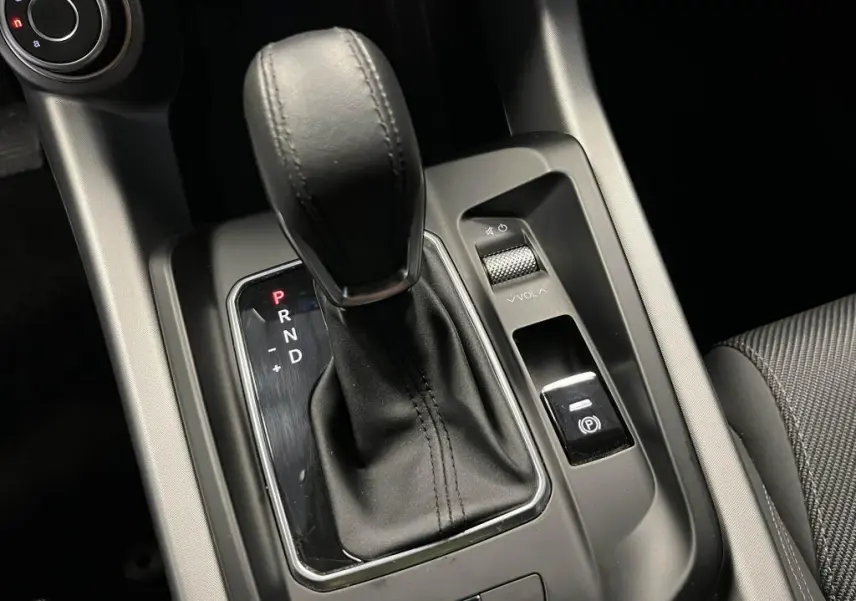 Gros plan sur la commande de boîte automatique et frein électrique de l'Alfa Romeo Tonale 1.5 mHEV 160 TI, intérieur noir.