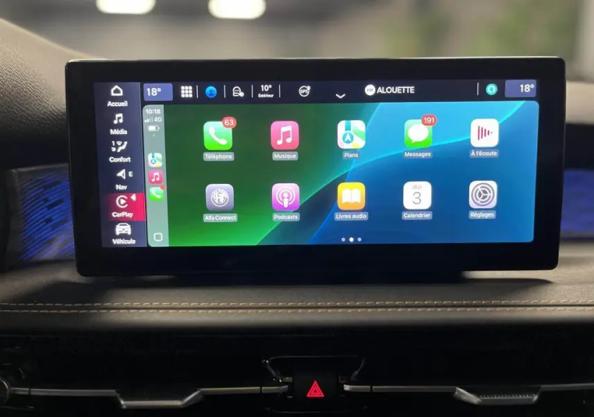 Écran tactile central du tableau de bord de l'Alfa Romeo Tonale 2024 affichant Apple CarPlay et menus connectés.