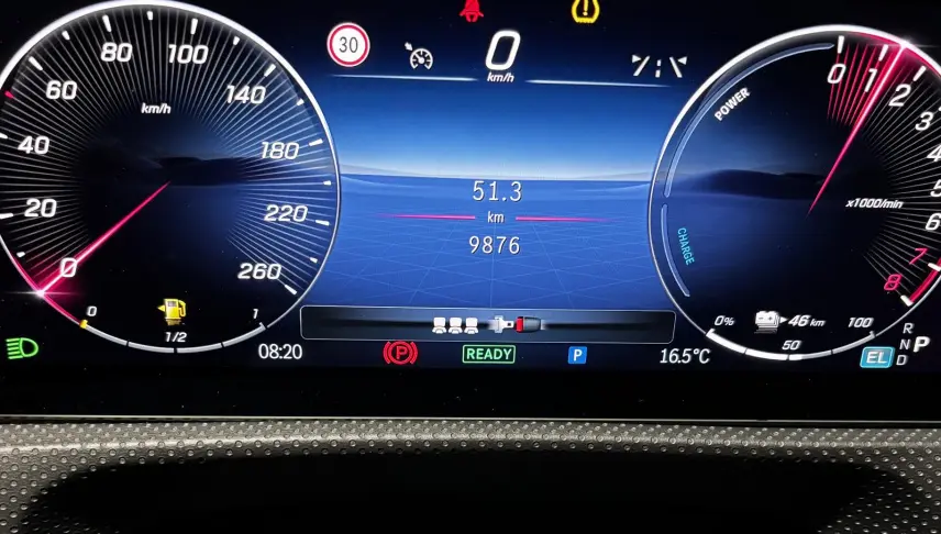 Affichage numérique du combiné d'instruments de la Mercedes CLA 250 e AMG Line 2023, avec compte-tours et vitesse à 0 km/h.