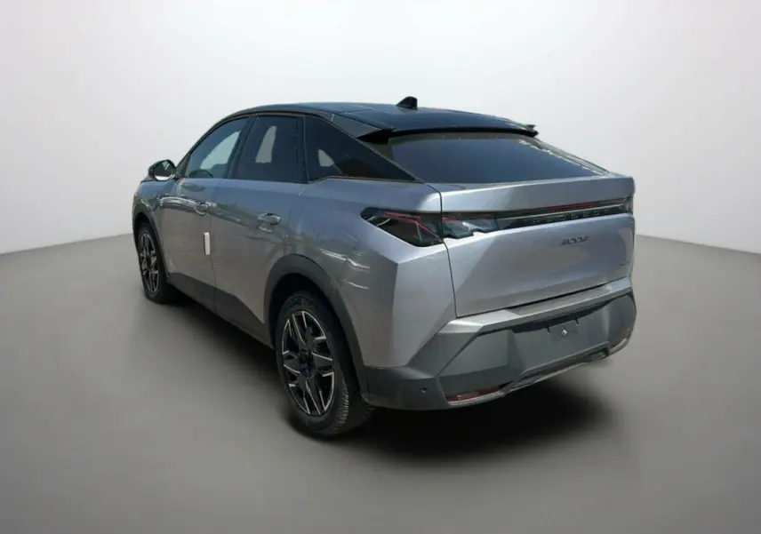 Peugeot 3008 Hybrid 145 GT Alcantara gris artense avec toit noir, vue 3/4 arrière côté gauche.