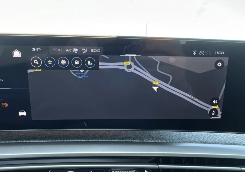 Écran tactile central du Peugeot 3008 Hybrid 145 GT Alcantara affichant la navigation GPS en mode carte.