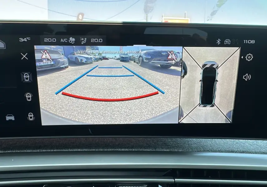 Écran de caméra 360° et recul affichant l'environnement autour du Peugeot 3008 Hybrid gris artense toit noir.