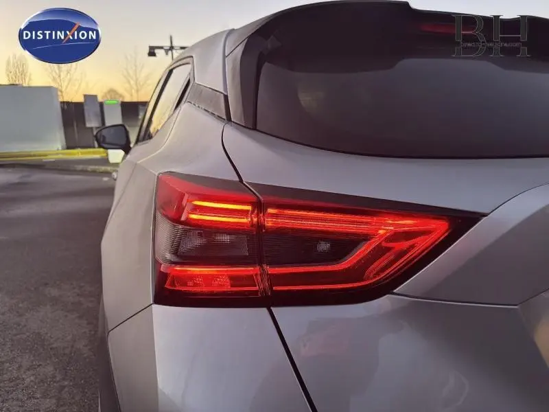 Feu arrière droit allumé d'un Nissan Juke 1.6 Hybrid 143ch Tekna 2025 gris perle métallisé, vue arrière côté droit.