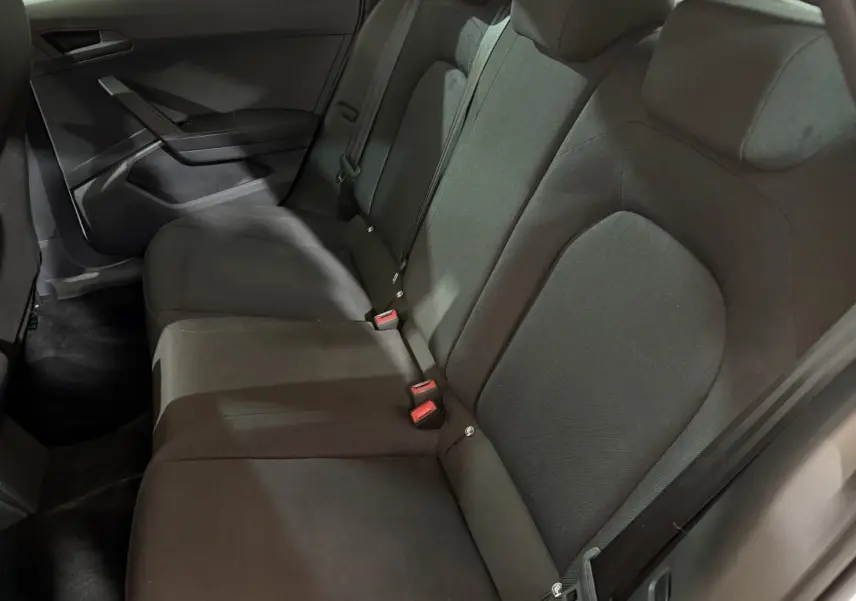 Vue intérieure sur la banquette arrière noire du SEAT Ibiza 2024, montrant les ceintures et les appuie-têtes.
