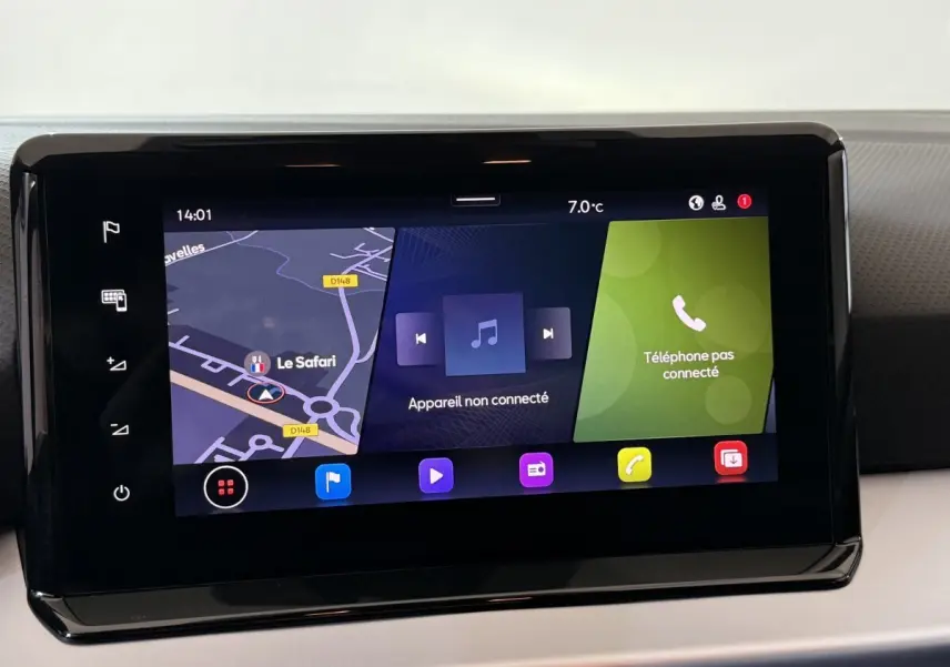 Écran tactile central affichant la navigation et les connexions, intérieur moderne du SEAT Ibiza blanc 2024.