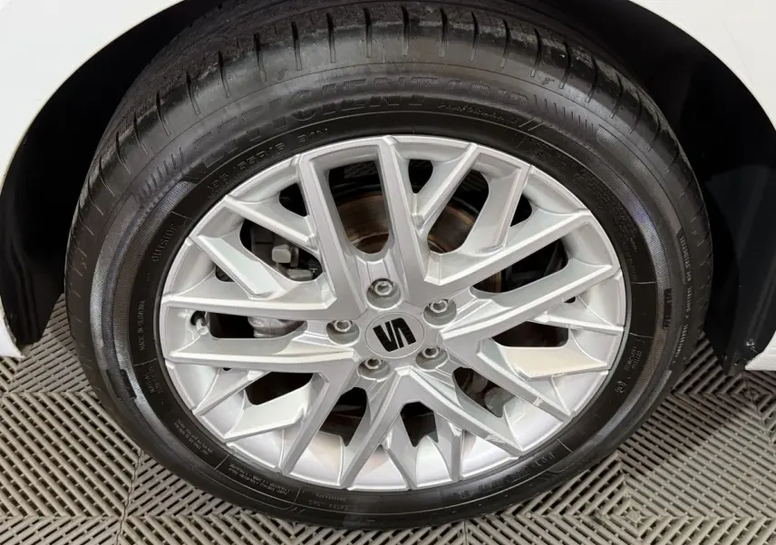 Gros plan sur la roue arrière droite d'une SEAT Ibiza blanche 2024, soulignant le pneu et l'aile du véhicule.