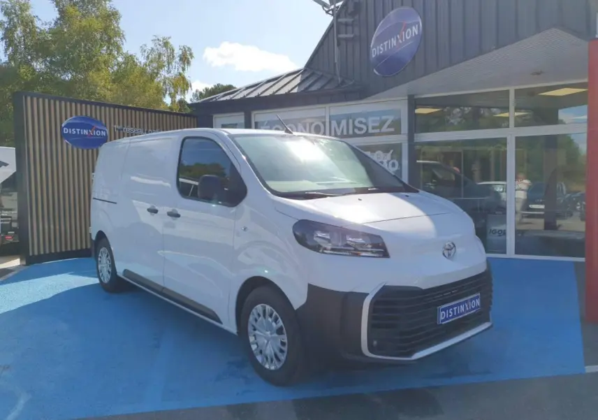 Toyota Proace Fourgon blanc Glacier en vue 3/4 avant droit, avec calandre noire et jantes acier.