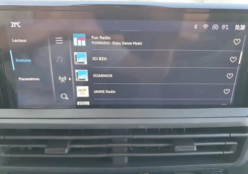 Vue rapprochée de l’écran multimédia du Toyota Proace Fourgon 2025 affichant les stations radio en mode clair.