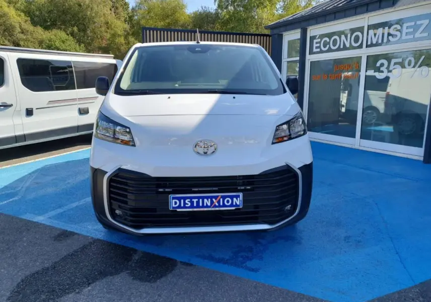 Vue frontale du Toyota Proace Fourgon blanc Glacier 2025 avec large calandre noire et logo Toyota visible.