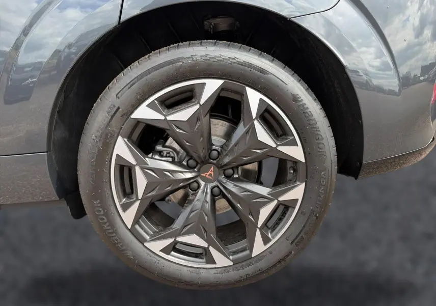 Gros plan sur la jante alu 19 pouces au design géométrique du côté arrière droit du CUPRA TERRAMAR gris Timanfaya.