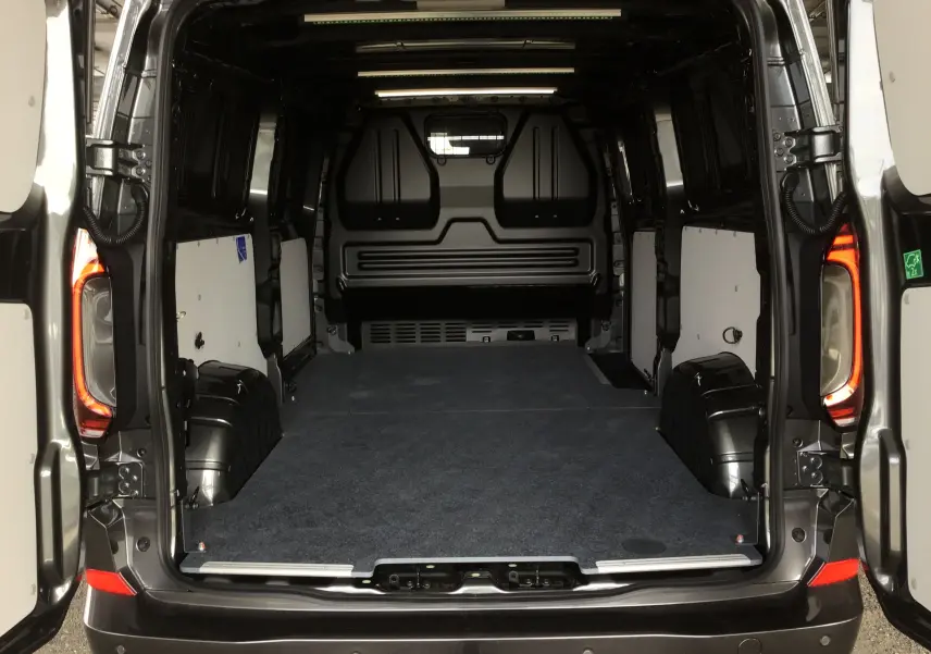 Vue arrière du Volkswagen Transporter T7 gris anthracite avec portes ouvertes montrant l'espace de chargement vide et aménagé.