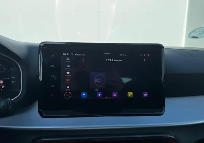 Écran tactile central du tableau de bord du SEAT Arona 2024 avec interface multimédia et commandes visibles.