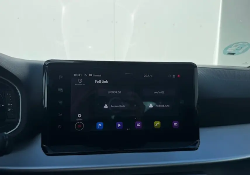 Écran tactile central du tableau de bord du SEAT Arona 2024 affichant l'interface Full Link avec Android Auto.