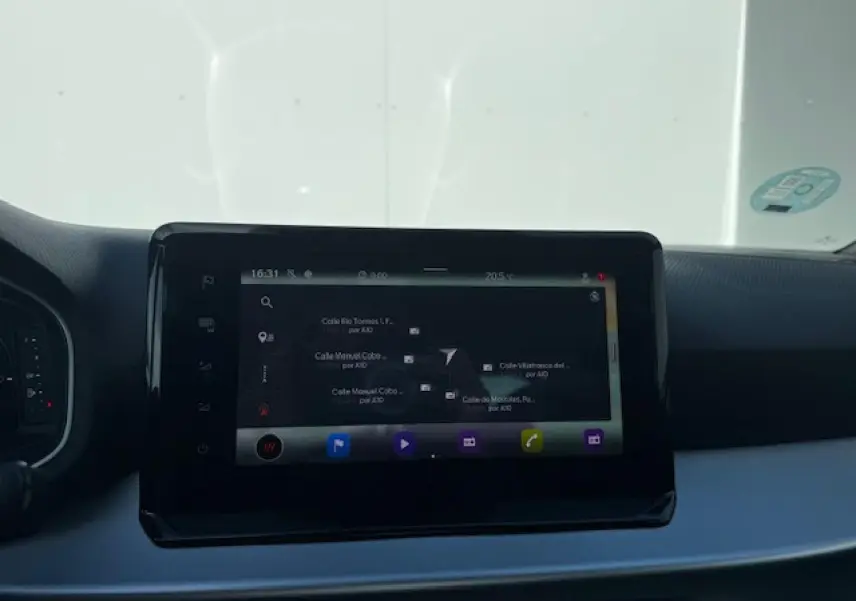 Écran central tactile du tableau de bord du SEAT Arona 2024 affichant le système de navigation GPS.