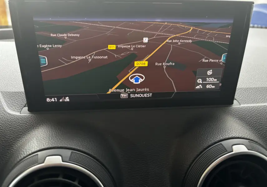Écran tactile central de navigation de l'Audi Q2 35 TFSI 150 S Line 2023, vue intérieure rapprochée.