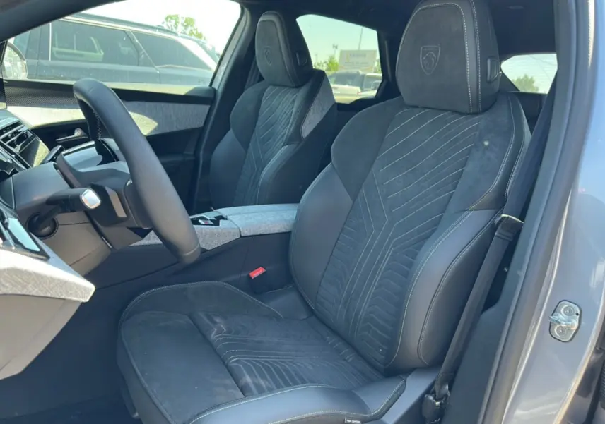 Vue intérieure côté conducteur du Peugeot 3008 Hybrid 145 GT avec sellerie cuir alcantara gris et volant multifonctions.