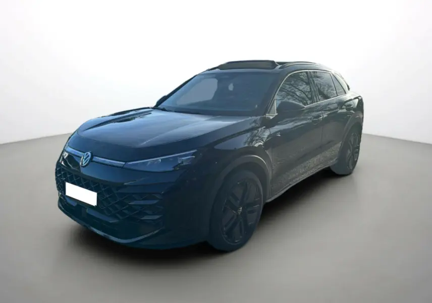 Volkswagen T-Roc noir ébène en 3/4 avant droit, avec jantes noires et toit ouvrant panoramique visible.