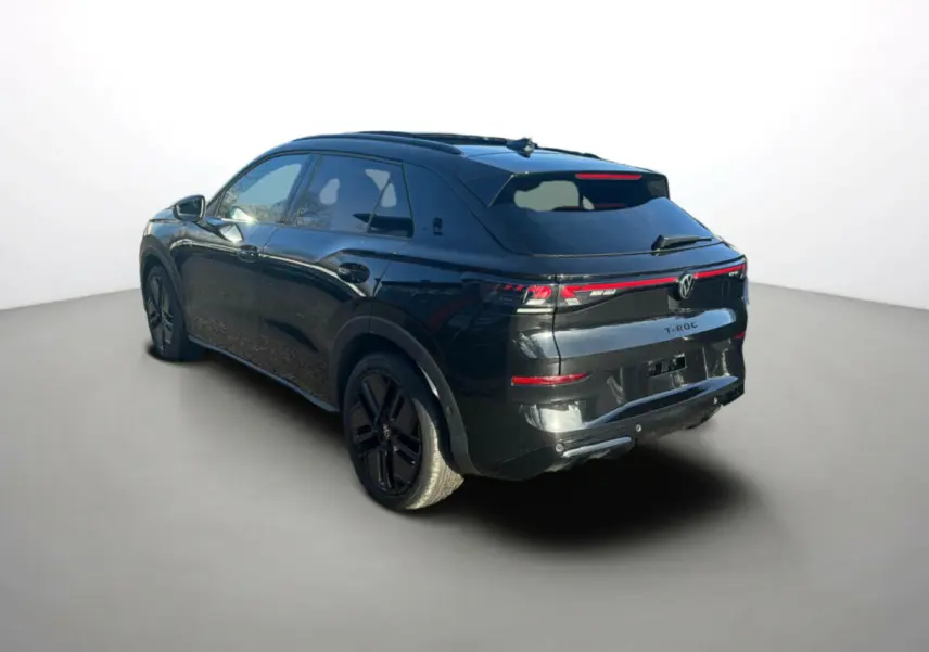 Volkswagen T-Roc noir ebène en 3/4 arrière droit, avec feux arrière LED et jantes noires distinctives.