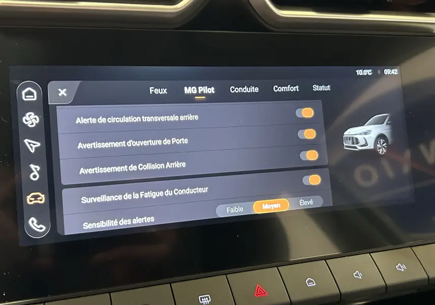 Écran tactile intérieur du MG ZS Hybrid+ 2025 affichant les réglages d’aides à la conduite MG Pilot.