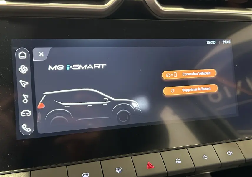 Écran tactile intérieur montrant la silhouette noire du MG ZS Hybrid+ 2025 en profil côté gauche.