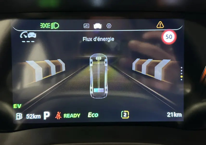 Affichage du tableau de bord MG ZS Hybrid+ 2025 montrant le flux d'énergie et l'interface de conduite en mode Eco.