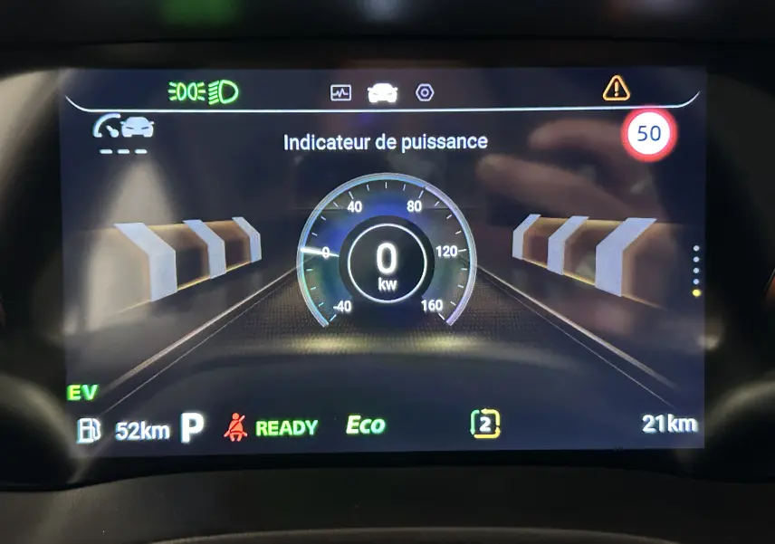 Affichage numérique du tableau de bord du MG ZS Hybrid+ 2025 montrant l'indicateur de puissance et la vitesse limitée à 50 km/h.