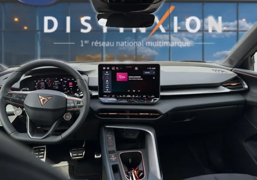 Vue intérieure frontale du tableau de bord et volant cuir noir avec touches cuivre du CUPRA TERRAMAR 2026.