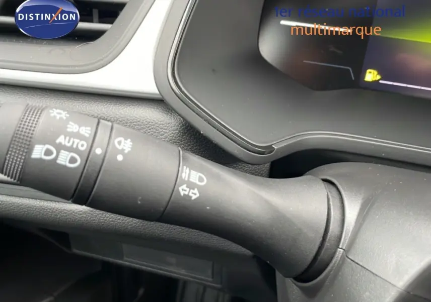 Gros plan sur la commande des phares et clignotants côté gauche du tableau de bord du Renault Captur noir étoile métal.