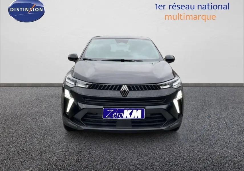 Vue frontale du Renault Captur noir étoile métal 2025 avec feux diurnes LED en forme de V allumés.