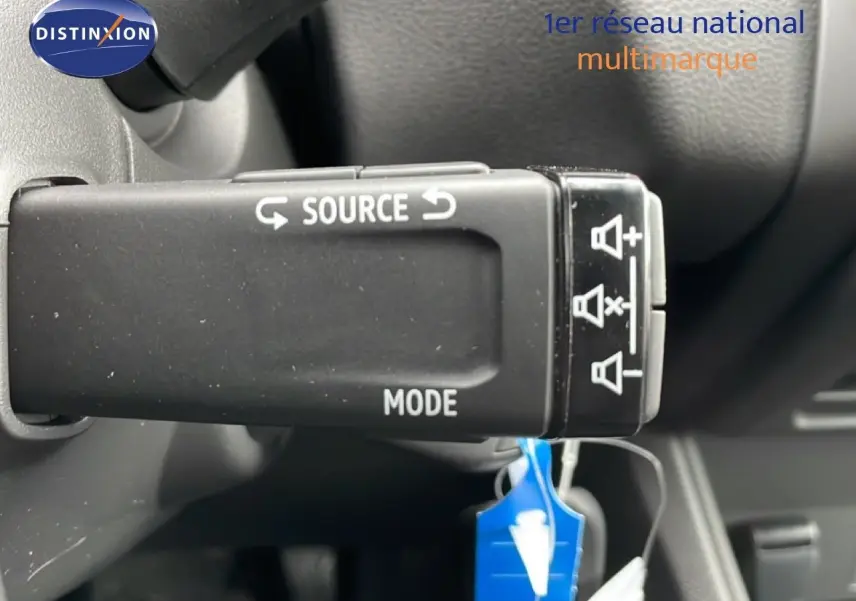 Gros plan sur la commande au volant du Renault Captur noir étoile métal, avec boutons source et mode visibles.