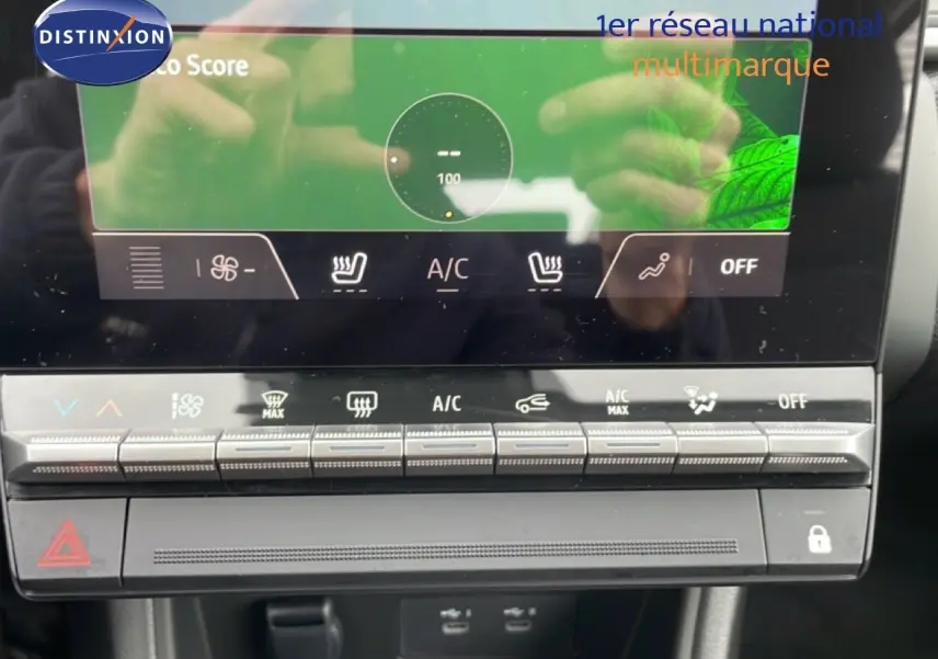 Gros plan sur la console centrale du Renault Captur noir étoile métal 2025, montrant les commandes climatisation et écran tactile.