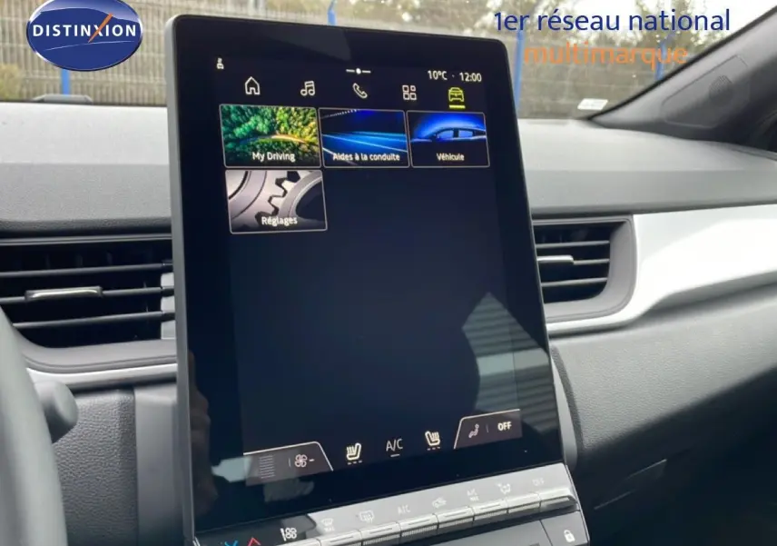 Écran tactile central vertical du tableau de bord du Renault Captur 2025, intérieur noir, vue de face.