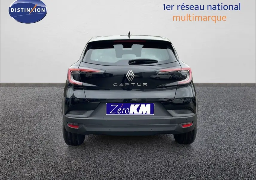 Vue arrière d'un Renault Captur noir étoile métal 2025 avec logo et feux arrière LED visibles.